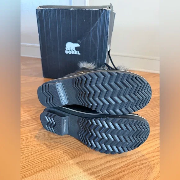 Sorel Black Boots with Gray Fur Trim 8.5 - Picture 2 of 6